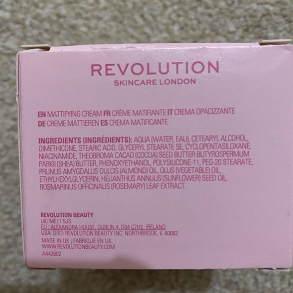 Revolution mattifying cream - Picture 2 of 2